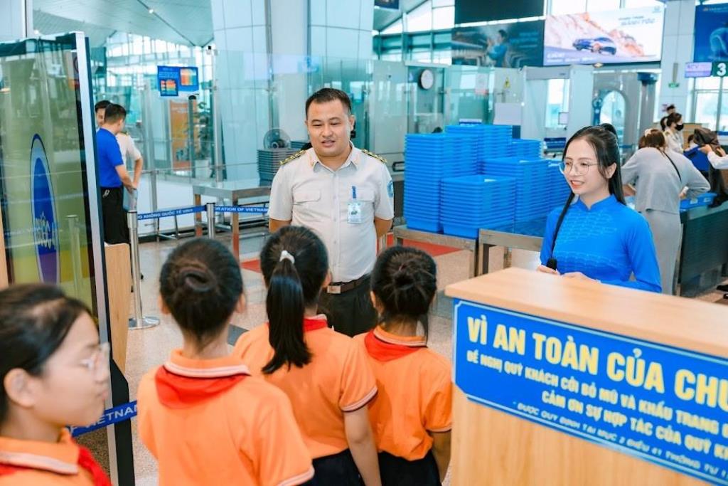 Cảng HKQT Vinh tuyên truyền an ninh, an toàn hàng không cho học sinh